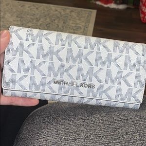 Michael Kors Jet Set Travel Carryall Wallet Navy